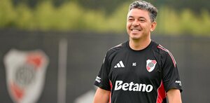 Marcelo Gallardo sonriendo durante un entrenamiento del equipo.