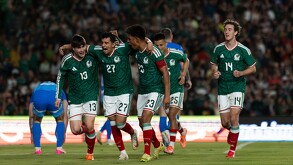 Jugadores celebrando el primer gol de México ante Islandia.
