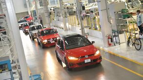 diferentes modelos del golf de volkswagen en la planta de producción en puebla
