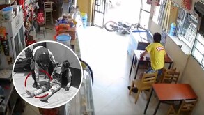 Interior de una tienda con una persona levantándose de la mesa y una moto tirada en la entrada. A la izquierda: un círculo con policía y un hombre en el suelo
