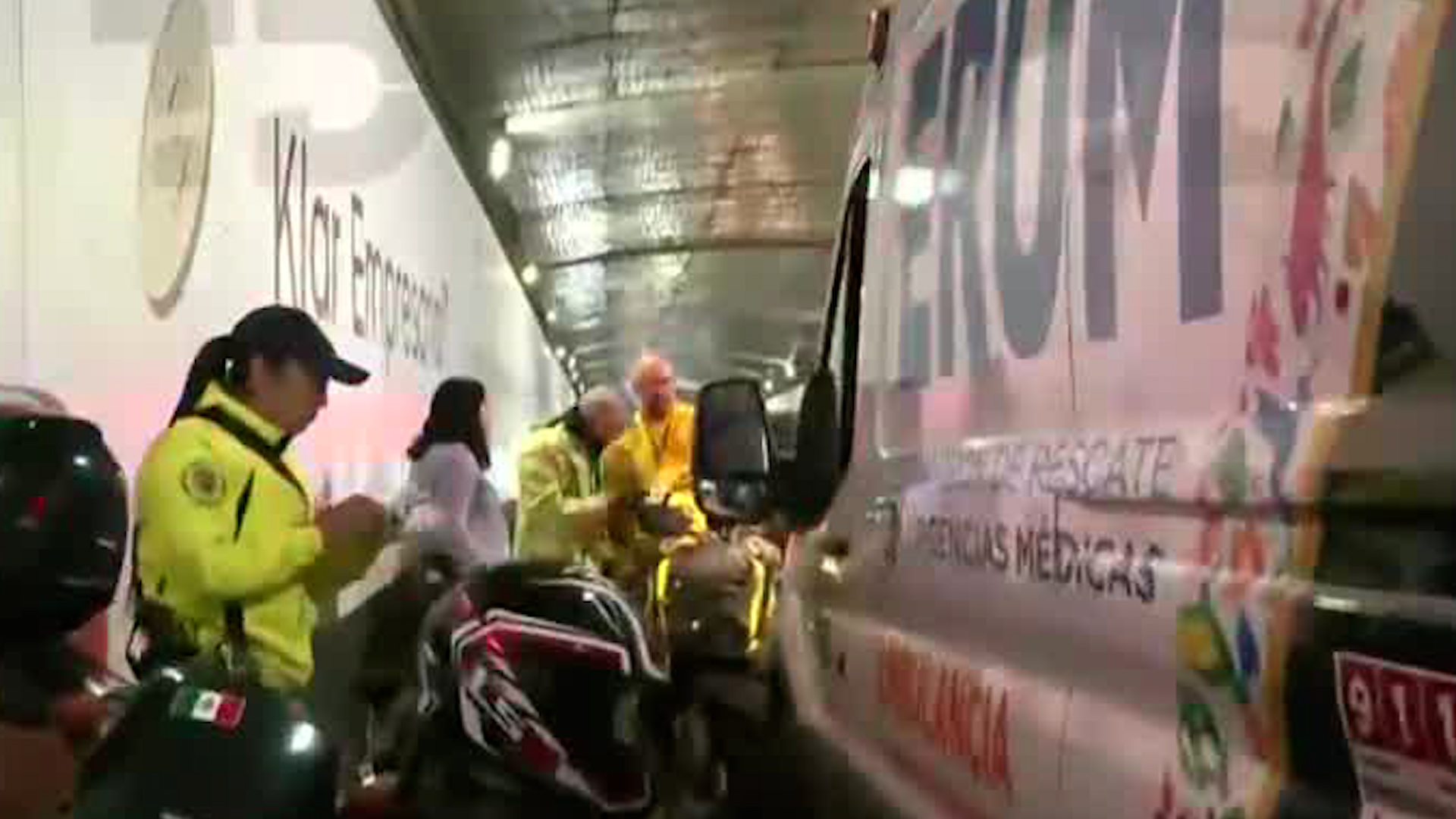 Una motociclista resultó lesionada tras el derrape se du vehículo contra un coche.