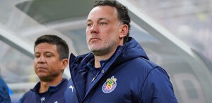 Gabriel Milito desde el banquillo en el estadio de Chivas.