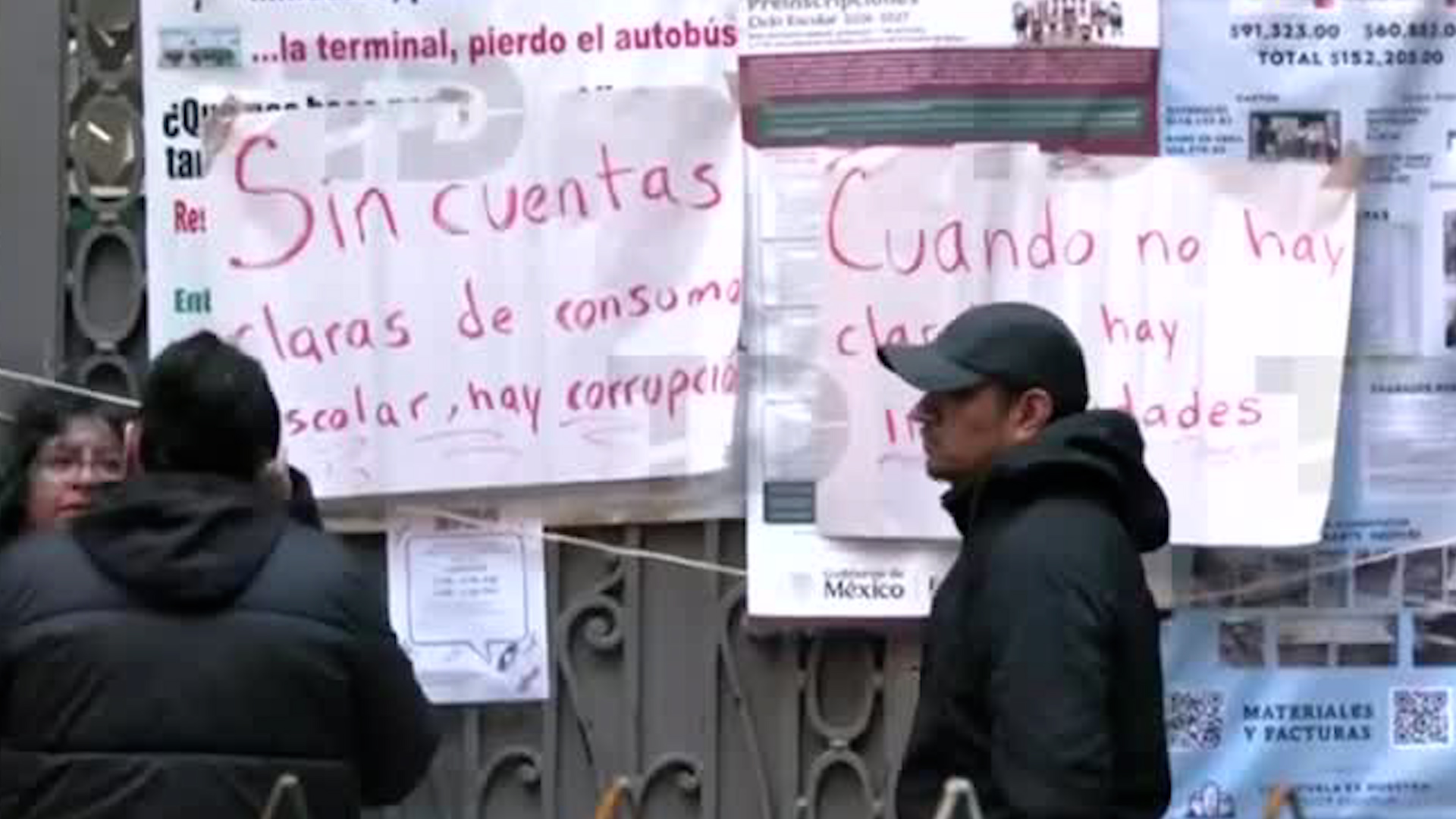 Padres de familia se manifestaron en la calle Córdoba 68, Colonia Roma Norte.