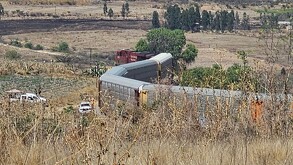 Personal ferroviario realiza maniobras para atender el incidente y restablecer las condiciones de la vía en Michoacán.
