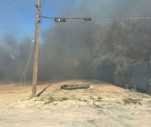 Ante la presencia de humo, el director del turno vespertino evacuó de manera preventiva a 120 alumnos, sin que se reportaran personas lesionadas.