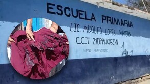 Fachada de una escuela primaria de Tehuacán junto a la fotografía de ropa quemada.