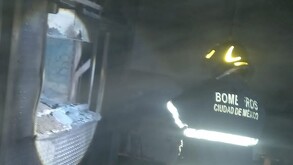 Bomberos apagan el incendio en uno de los hornos crematorios de la colonia Juárez, Ciudad de México.