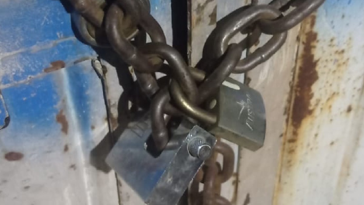 Puerta con cadenas y candado cerrado