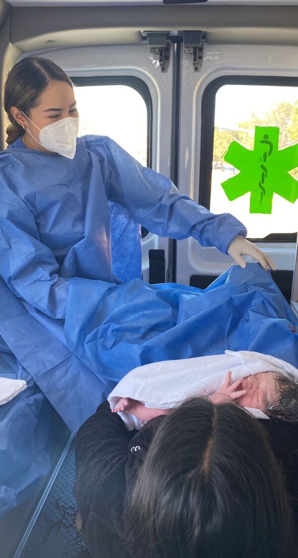 La paciente dio a luz a un varón antes de arribar al hospital. Posteriormente, madre e hijo fueron ingresados al Hospital General de Saltillo.