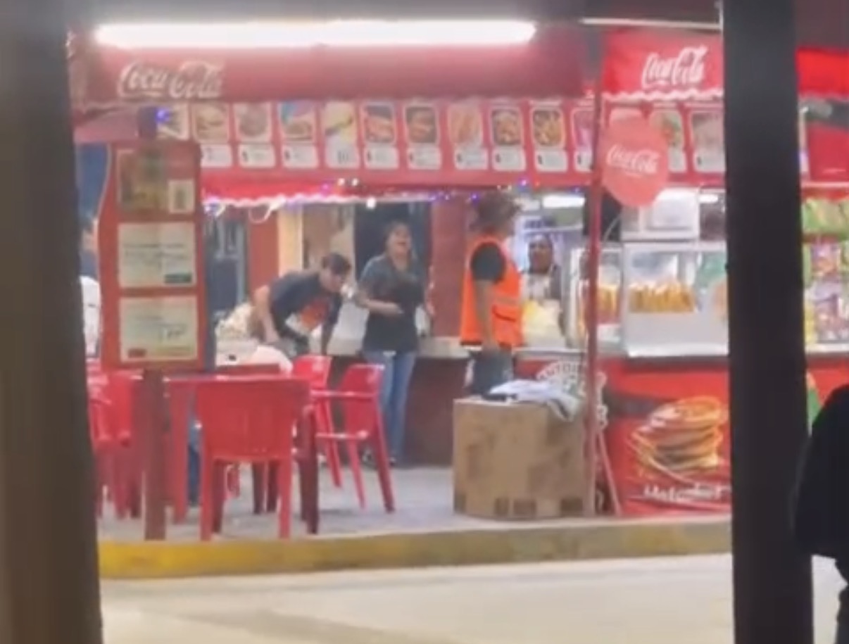 Un lavacoches arribó al lugar en avanzado estado de ebriedad, y Marco, quien padece de alcoholismo y vive en situación de calle, portaba un cuchillo.