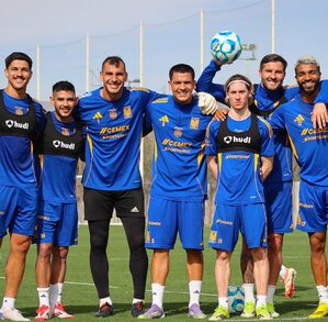 Jugadores de Tigres celebrando la victoria de la cascarita realizada en el entrenamiento.