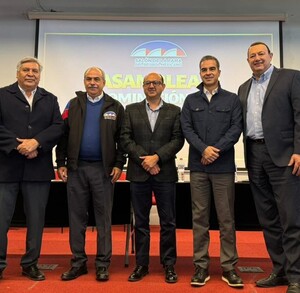 Toño de Valdés junto a más personalidades del beisbol mexicano.