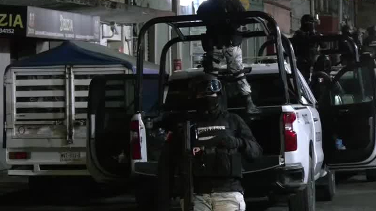 Un convoy de la Guardia Nacional trasladó desde la FEMDO a dos presuntos escoltas de El Mencho al penal del Altiplano.