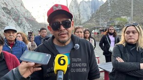 Habitantes de la comunidad El Rodeo hablando.