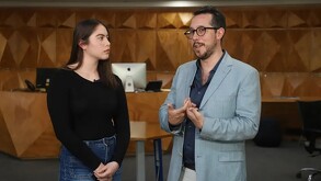 Paul Moch, vicerrector de Talisis U-ERRE, hablando con estudiante.