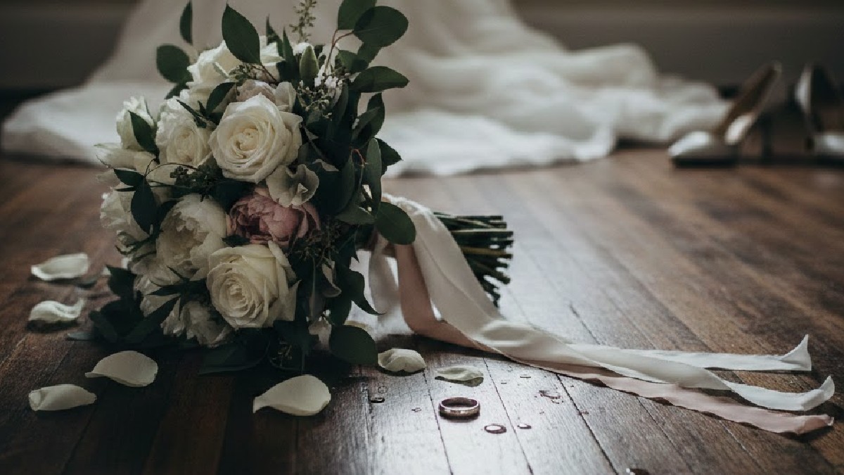 Ramo de novia junto a anillo tirados en el suelo