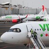 Aviones de Viva Aerobus en el aeropuerto de Ciudad de México con trabajadores descendiendo por una escalera