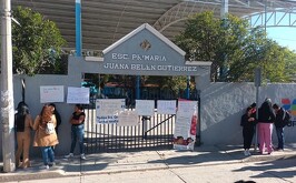 Padres tomando las instalaciones de la primaria Juana Belén Gutiérrez por presuntos casos de agresión sexual.
