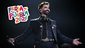 Foto de un hombre vestido de charro sonriendo ante su público.