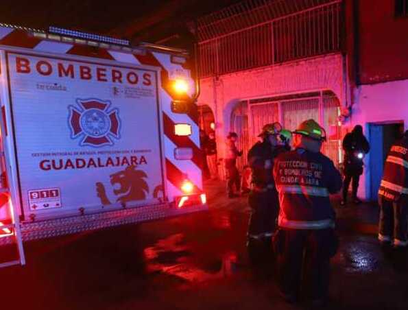 Un incendio en una vivienda de Guadalajara dejó a dos adultos mayores con quemaduras graves.