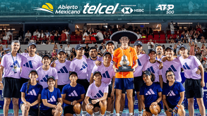 Campeón y ball kids tras la final en Acapulco 2025