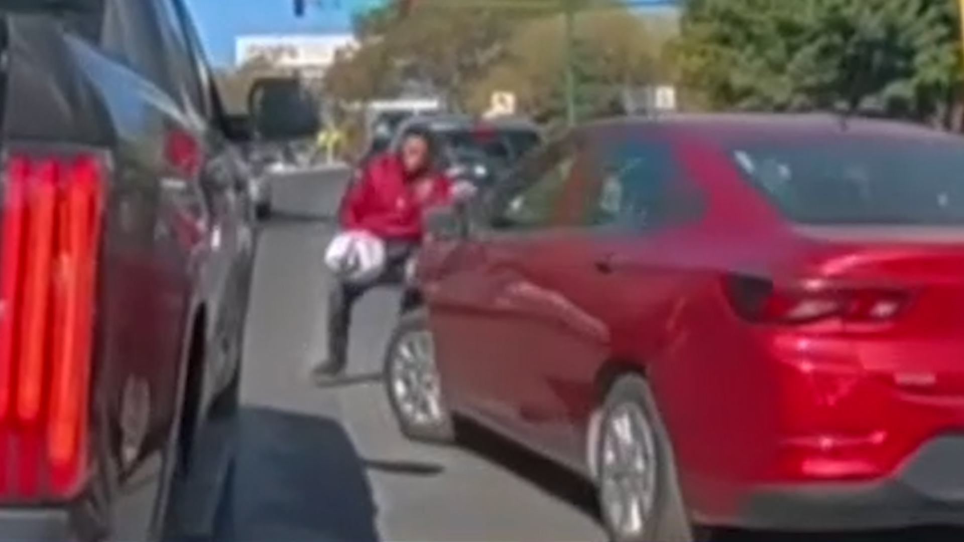 Un video viral captó el momento en que un Chevrolet Onix rojo intenta embestir intencionalmente a un motociclista en Santa Catarina.