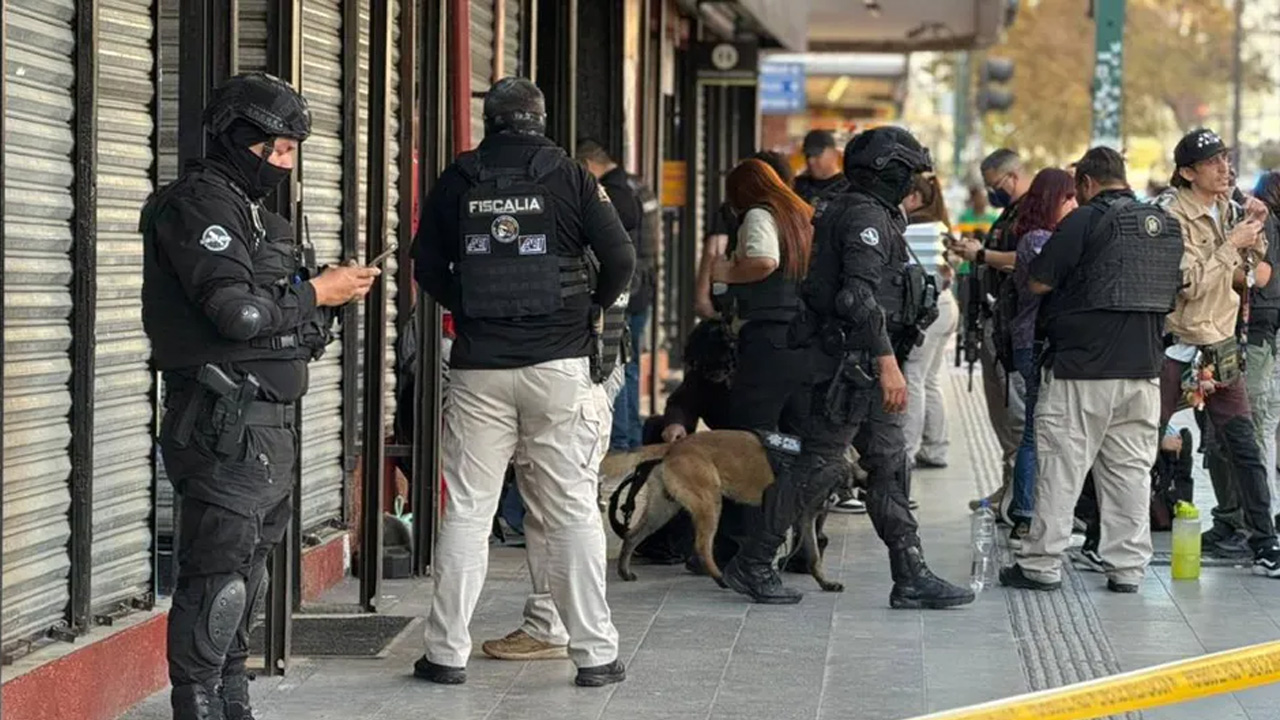 Detectives estatales realizaron un cateo en la Plaza de la Tecnología para ubicar celulares de alta gama con reporte de robo.