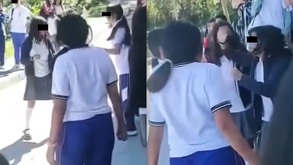 Niñas peleando afuera de secundaria en Zacapoaxtla, Puebla.