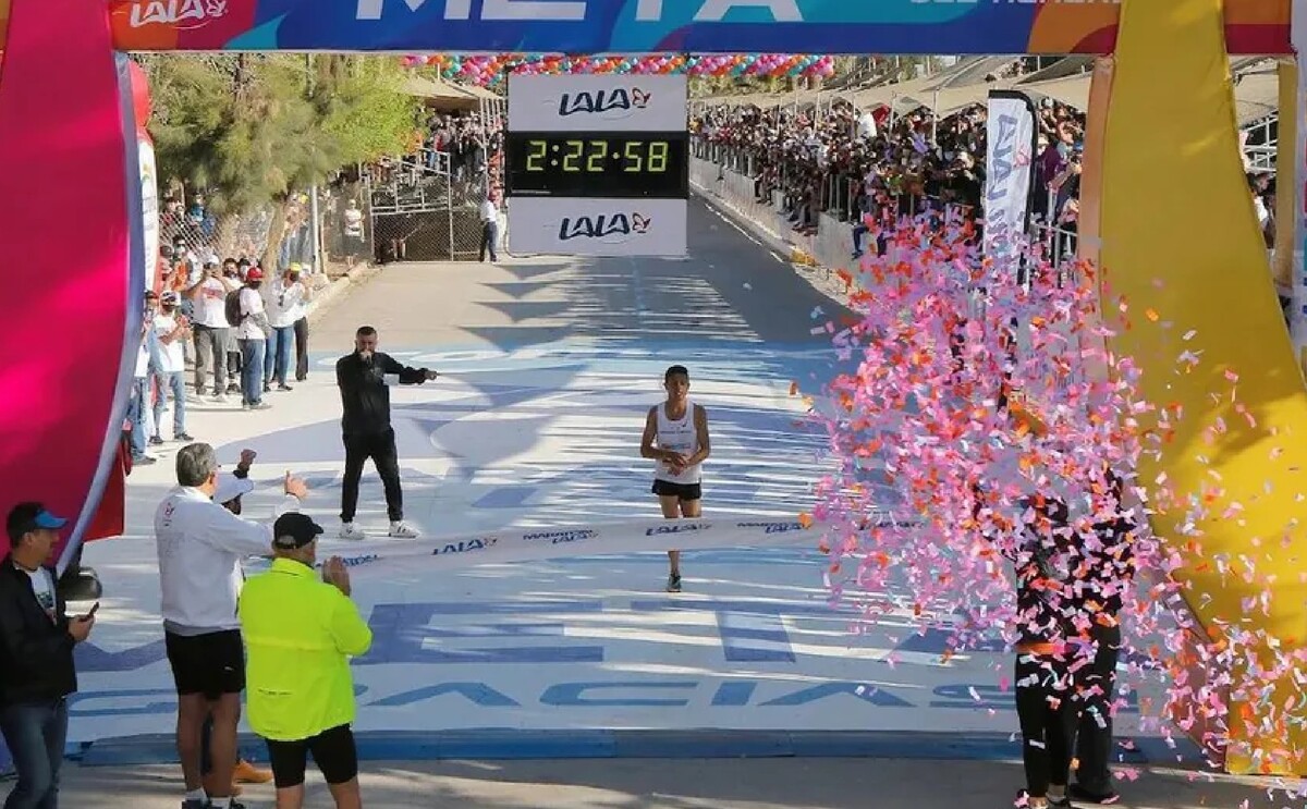 Corredor llegando en primer lugar a la meta del Maratón Lala en Torreón.