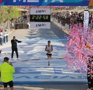 Corredor llegando en primer lugar a la meta del Maratón Lala en Torreón.