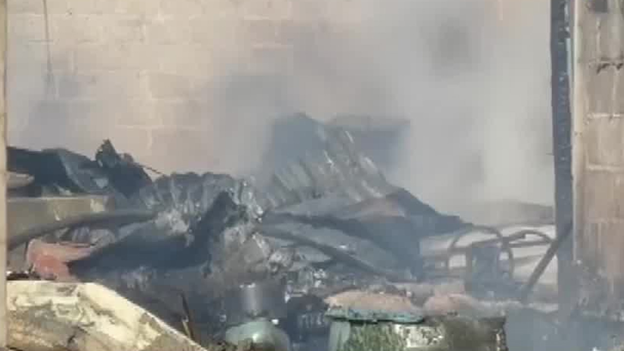 Un incendio consumió cuatro viviendas de cartón en la colonia San Pablo de las Salinas, en Tultitlán.