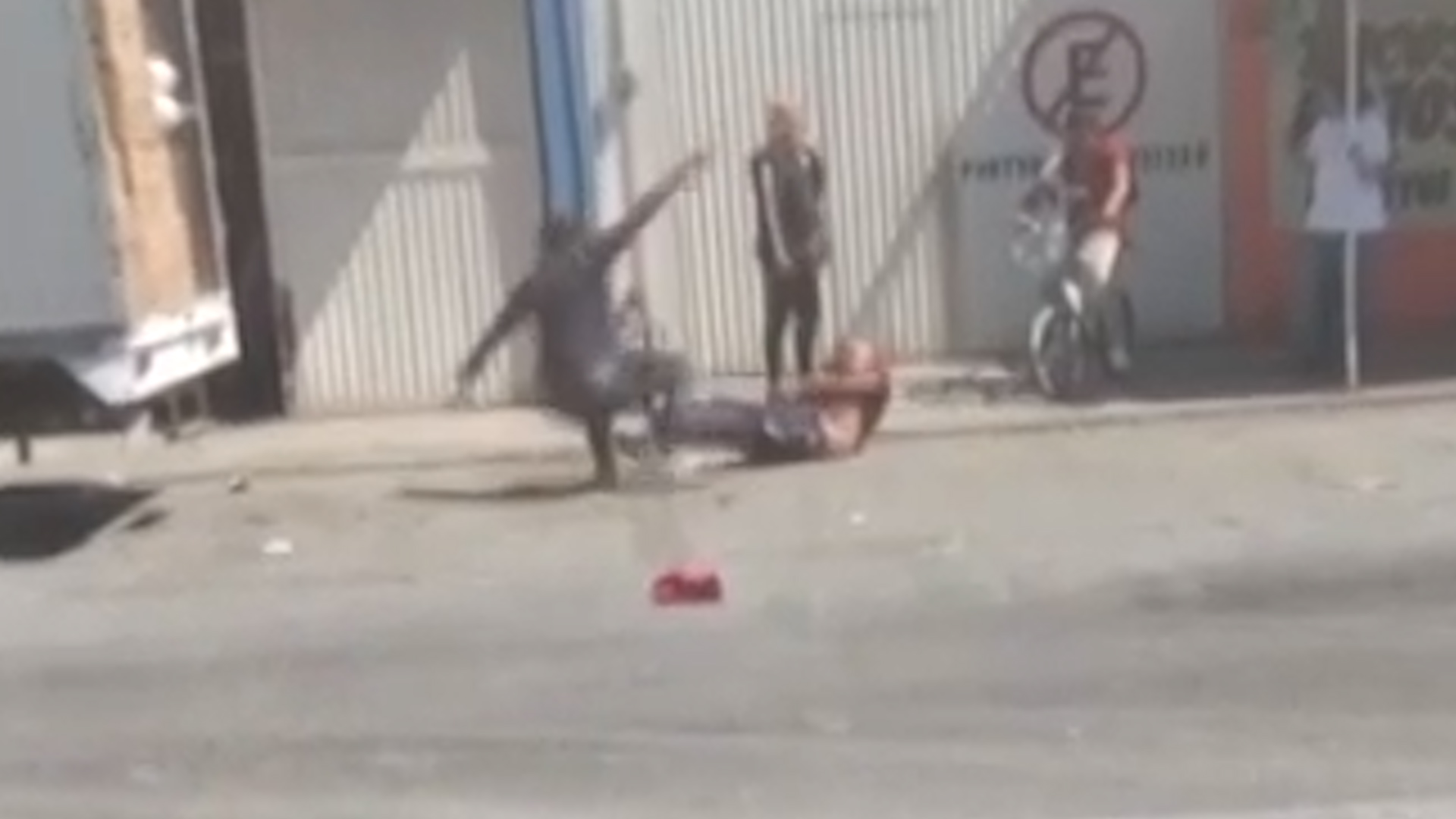 Un accidente entre una camioneta Chevrolet naranja y un auto gris en la colonia Fomerrey 35 escaló hasta la violencia física.