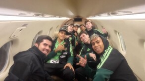 Jugadores de Chivas en el avión privado enviado por Amaury Vergara.