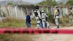 Policías y marinos resguardan una zona de crimen en el estado de Oaxaca.