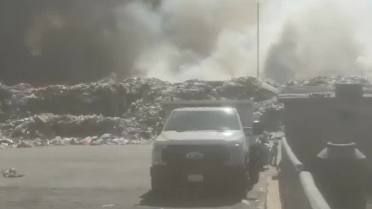 Un fuerte incendio se registró en una planta de residuos sobre Avenida 608, en la alcaldía Gustavo A. Madero, cerca del Metro Villa de Aragón.