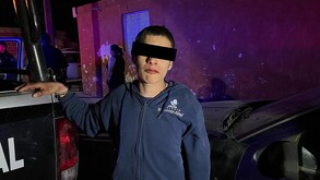 Se observa un joven de tez blanca, con ojos encubiertos.