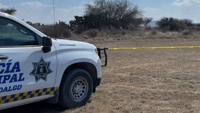 Dos personas fueron encontradas sin vida y envueltas en bolsas de plástico al interior de un campo de futbol en Dolores Hidalgo.