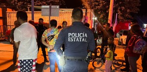Autoridades deteniendo a un hombre de la tercera edad acusado de acosar sexualmente a menores en San Pedro, Coahuila.