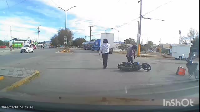 En las imágenes se observa al motociclista transitando de manera fluida por el Bulevar Refugio manteniendo aparentemente la preferencia de paso.