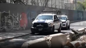 Autoridades resguardaron la zona del bajopuente donde fue hallada el cuerpo de una mujer en Iztacalco.