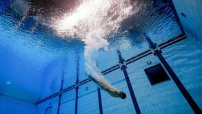 Competidores en el agua luego de un clavado.