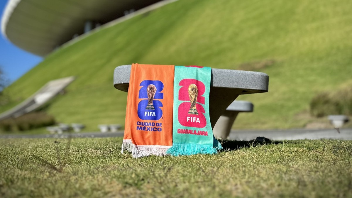 Carteles del Mundial 2026 afuera del Estadio Akron.