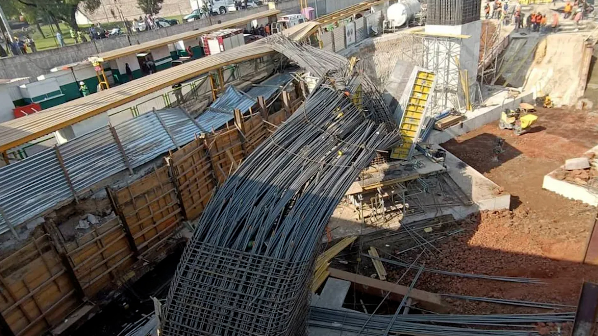 Unas escaleras provisionales para cruzar una importante vialidad ponen en riesgo a usuarios.