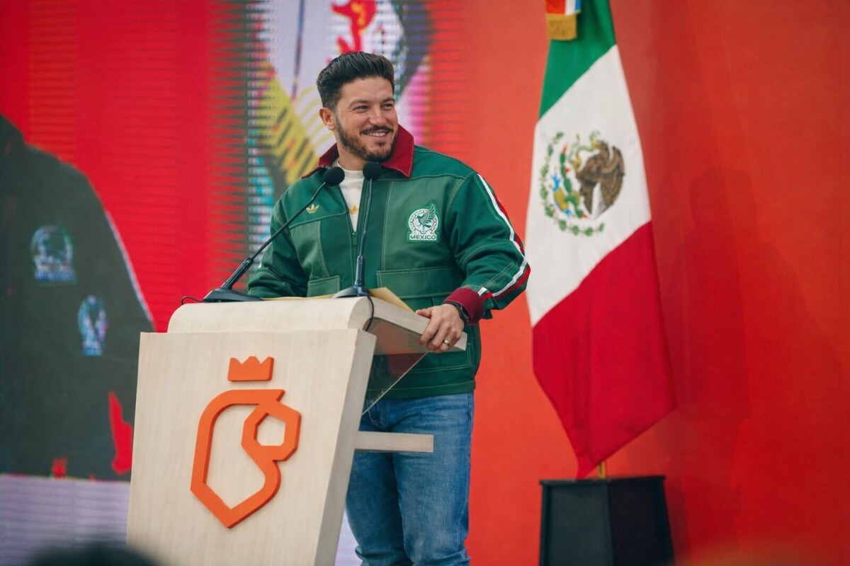 Samuel García y la pieza única de la chamarra de Adidas. / @SamuelGarcía
