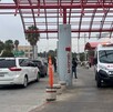 Se observa una ambulancia estacionada afuera de un edificio y un vehículo enfrente.
