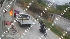 Hombres prendiendo fuego a una camioneta estacionada en Los Reyes La Paz, Estado de México.