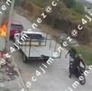 Hombres prendiendo fuego a una camioneta estacionada en Los Reyes La Paz, Estado de México.
