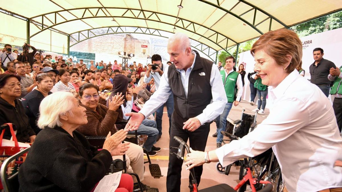 Román Cepeda entregó una techumbre a los vecinos de la colonia Braulio Fernández Aguirre, en donde también se rehabilitaron áreas deportivas.