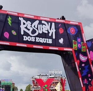 Personas en el festival Resuena Dos Equis en Foro Cholula