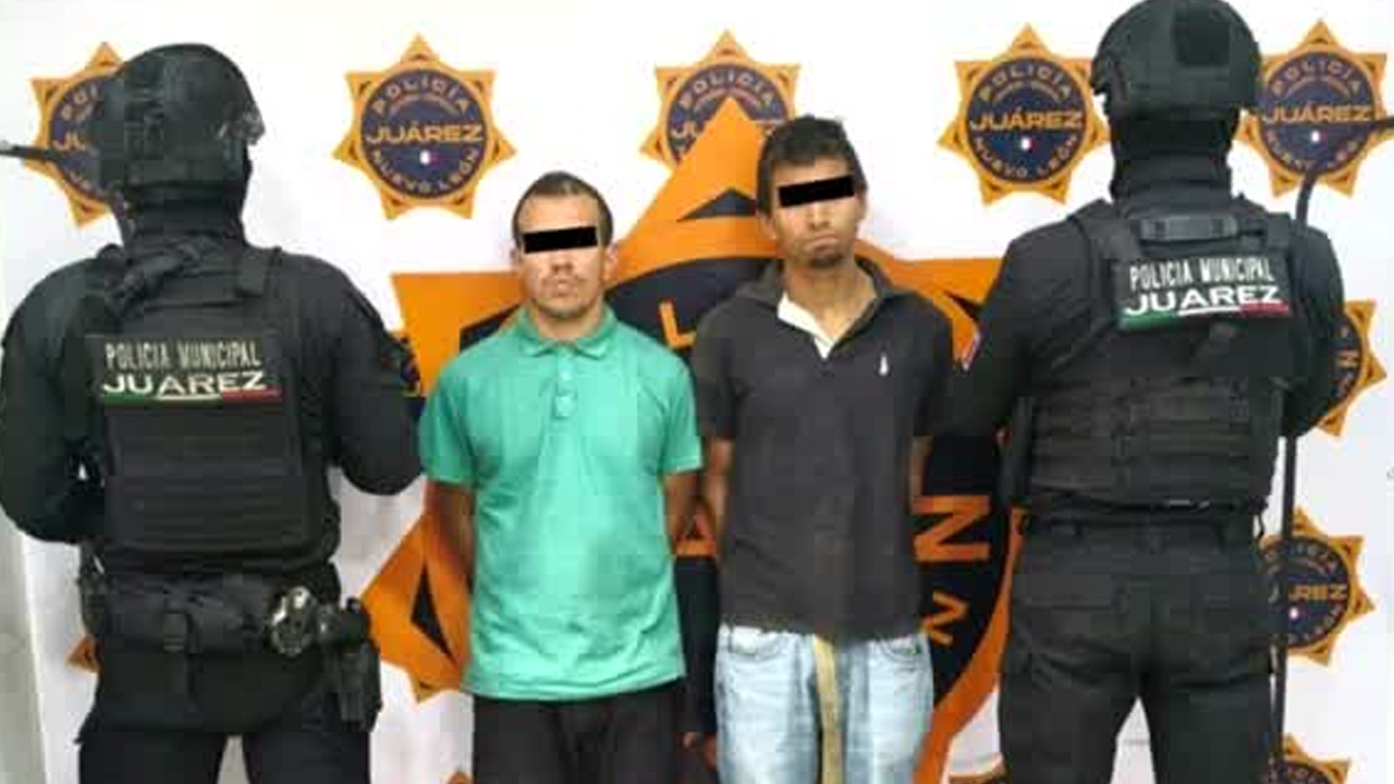 Policías municipales detuvieron a tres hombres y aseguraron dos motocicletas por el delito equiparable al robo de vehículo en Juárez, Nuevo León.